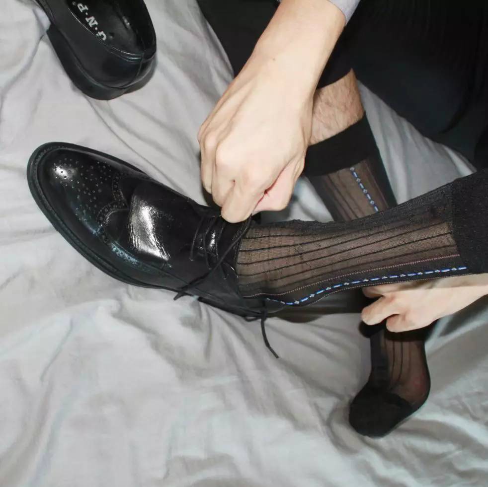 穿黑皮鞋配白袜子真的是很丢人吗?